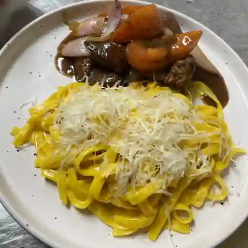 Fetuccini a la Huancaína con Lomo Saltado