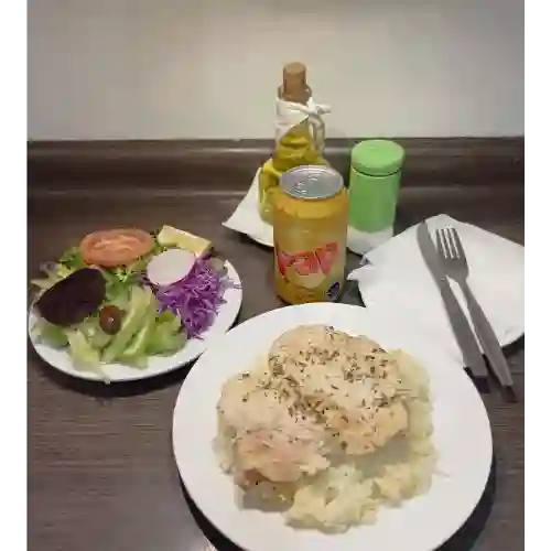 Menú Filete de Pollo +bebida Lata 350 ml