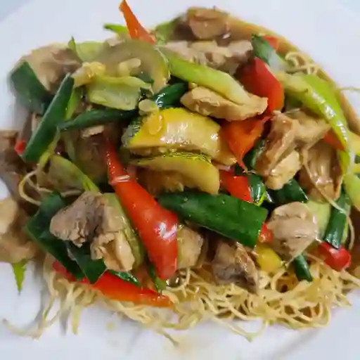 Tallarín saltado chifa de pollo
