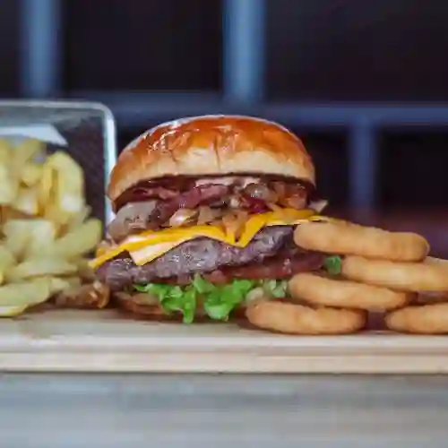 Blt con Papas y Aros de Cebolla