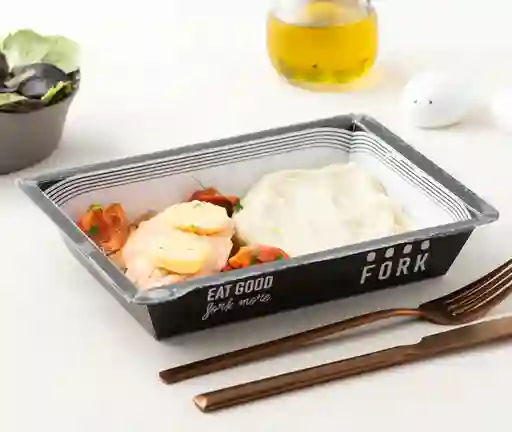 Salmón A Las Finas Hierbas Con Puré De Papas