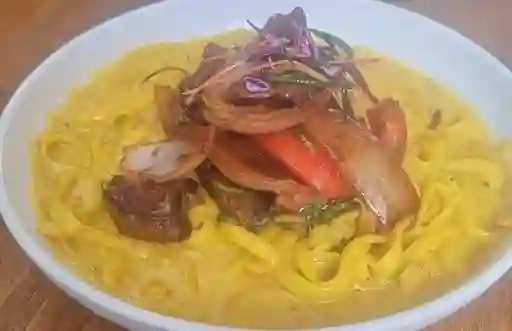 Fetuccini Huancaina con Lomo Saltado