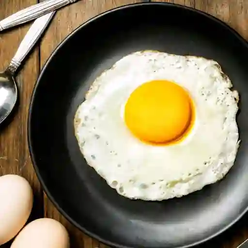 Bebida y paila de huevos