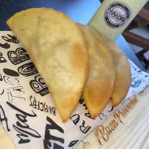 Empanada de Mechada y Queso