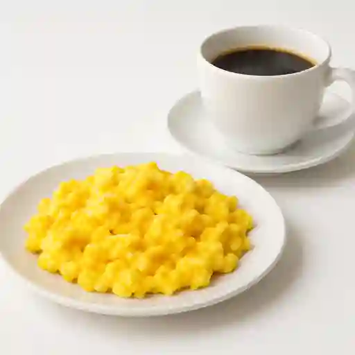 Huevos revueltos + café / té
