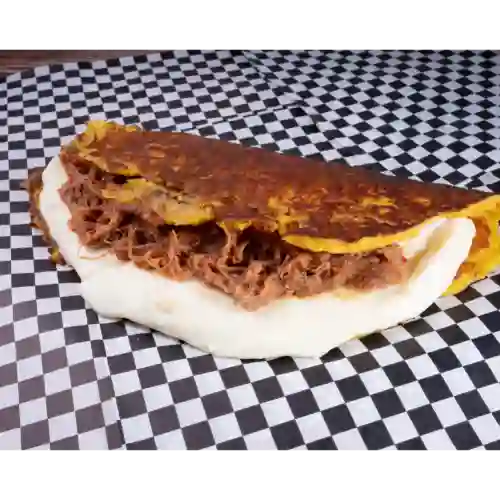 Cachapa queso de mano y carne mechada