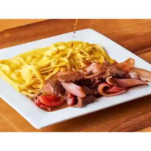 Tallarin a la Huancaina con Lomo Saltado
