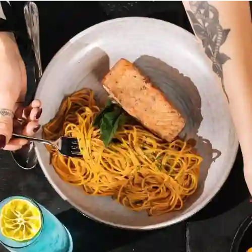 Spaghetti Anticuhero con Salmón