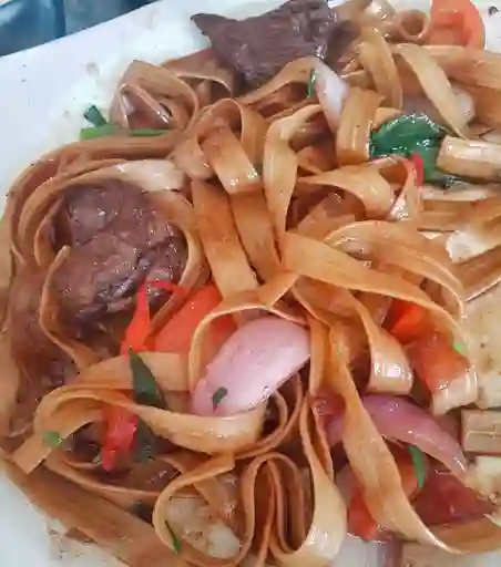 Fetuccini Saltados con Filete