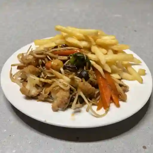 Chapsui de verduras con papa frita