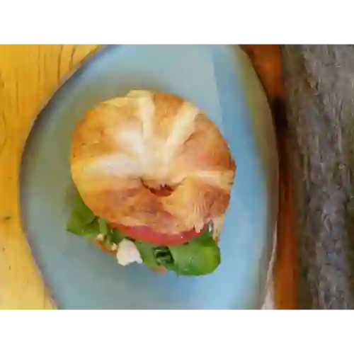 Croissant Ricotta Rúcula Tomate