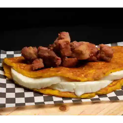 Cachapa con Cochino Frito y Queso de Mano