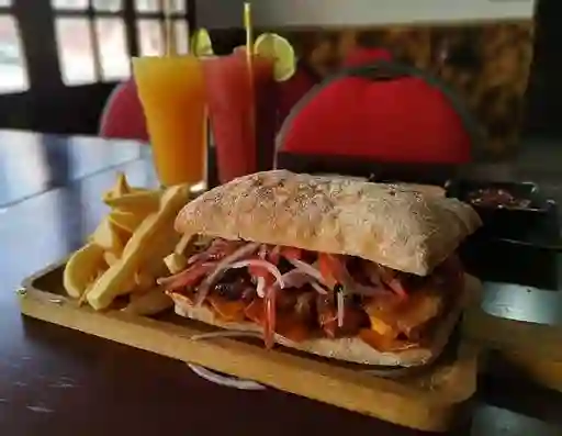 Sandwich de Pan con Chicharrón