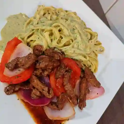 Lomo saltado con tallarines al pesto