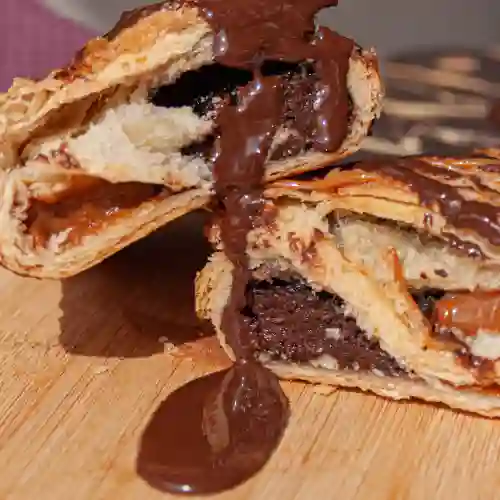 Dulce hojaldre relleno con chocolate y m