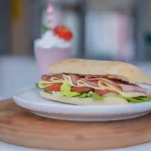 Sandwich Mozzarella, Jamon y Vegetales.