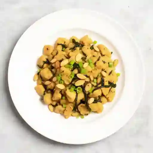 Pollo con Algas y Almendras