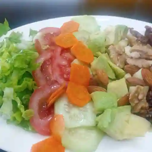Ensalada frutos secos y carne carameliza