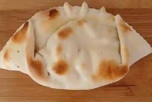 Empanada de Salmón, Queso, Crema y Alcaparras