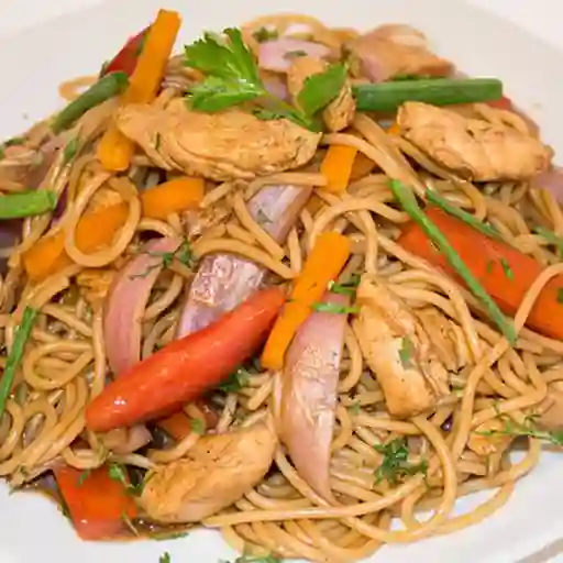 Tallarín saltado de pollo
