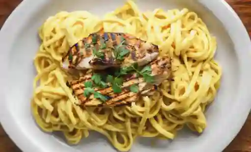 Tallarines huancaína con pollo plancha