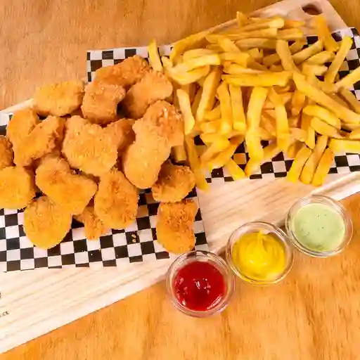24 Nuggets con Papas Fritas