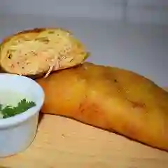 Empanada Pollo y Queso Amarillo