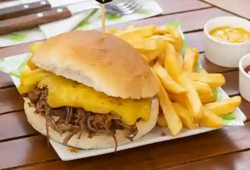 Sandwich Mechada Luco + Papas Fritas