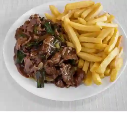 Papas fritas con carne cebollin