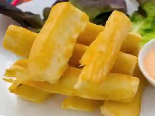 Yucas Fritas con Salsa