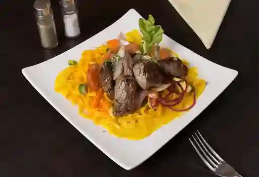 Fetuccini Huancaína con Lomo Saltado