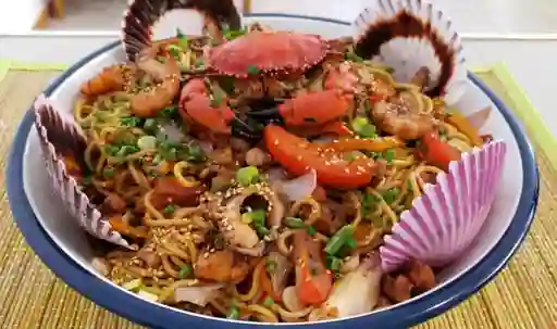 Spaghetti Saltado con Mariscos