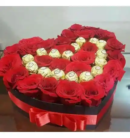 24 Rosas En Caja Corazón Y 12 Bombones Ferrero Rocher