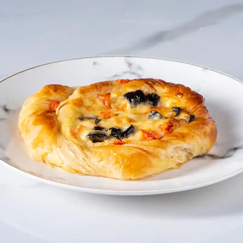 Danish Queso, Tomate Y Aceituna Negra