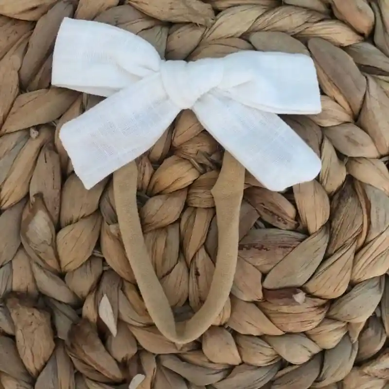 Diadema O Cintillo Con Rosa Para Bebé Color Blanco