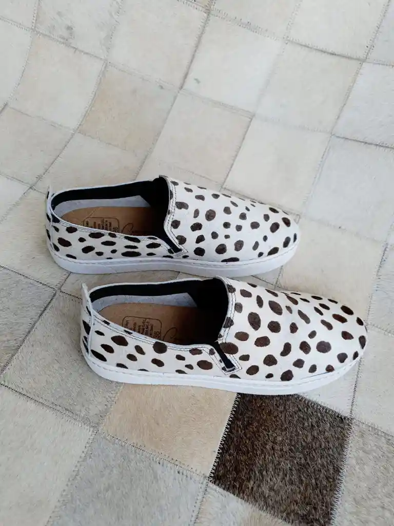 Zapatilla Cuero Dots Talla 37