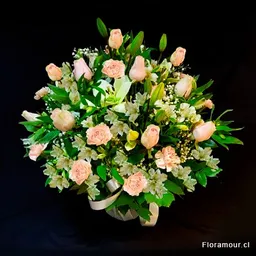 Honores - Gran Centro De Flores Mixtas En Tonos Pastel