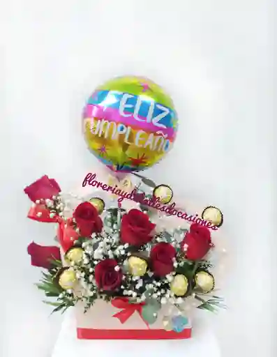 Arreglo Floral En Caja Con Rosas, Bombones Y Globo