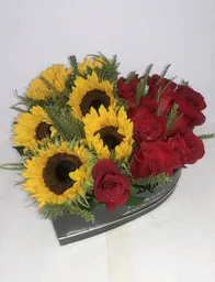 Caja Corazon Con 6 Rosas Y 6 Girasoles