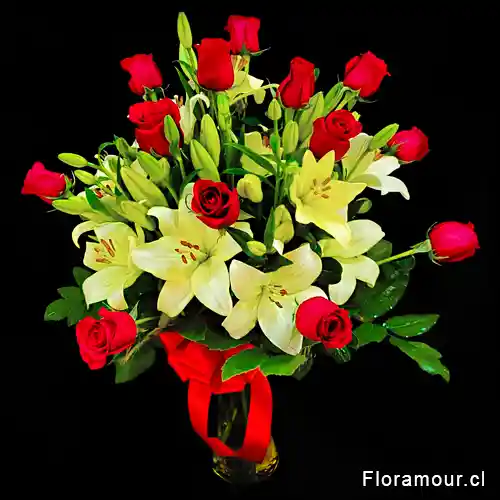 The Queen Florero De Rosas Y Liliums