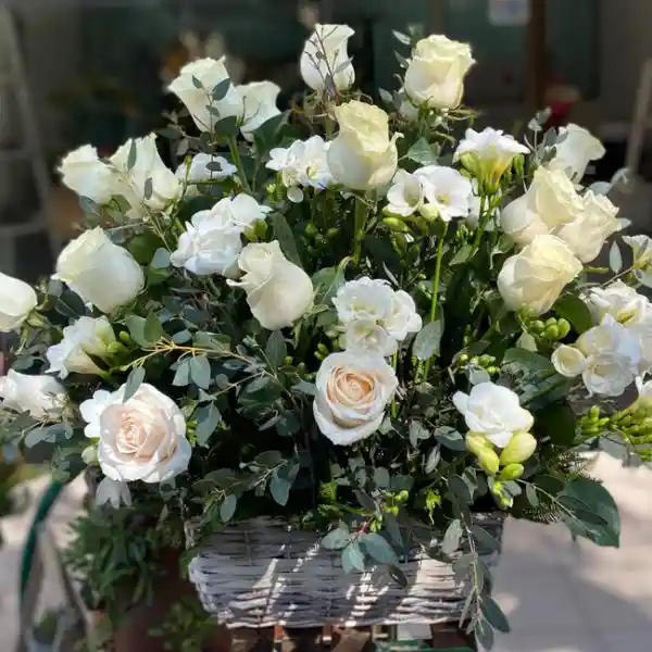 Canasto 30 Rosas Blancas