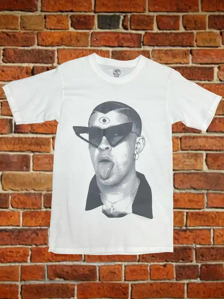 Polera "bad Bunny" Talla M (serigrafia Blanco/negro)