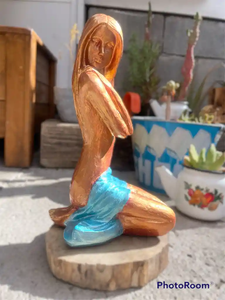 Figura De Cerámica Femenina