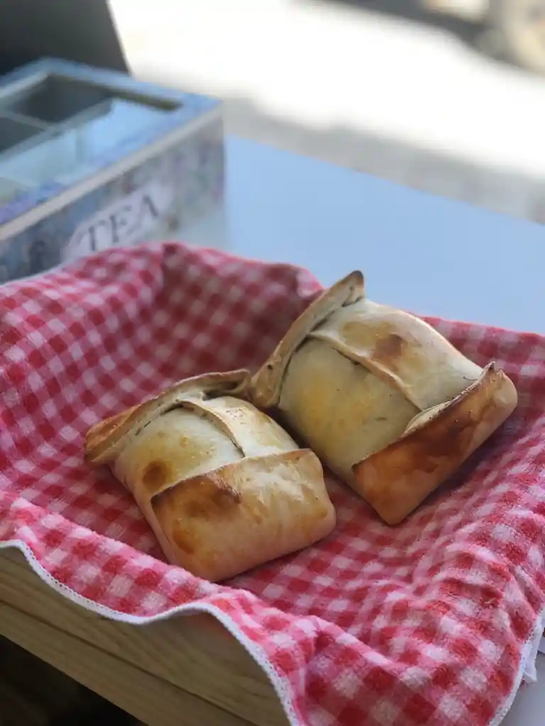 Empanada Tomate Queso Oregano