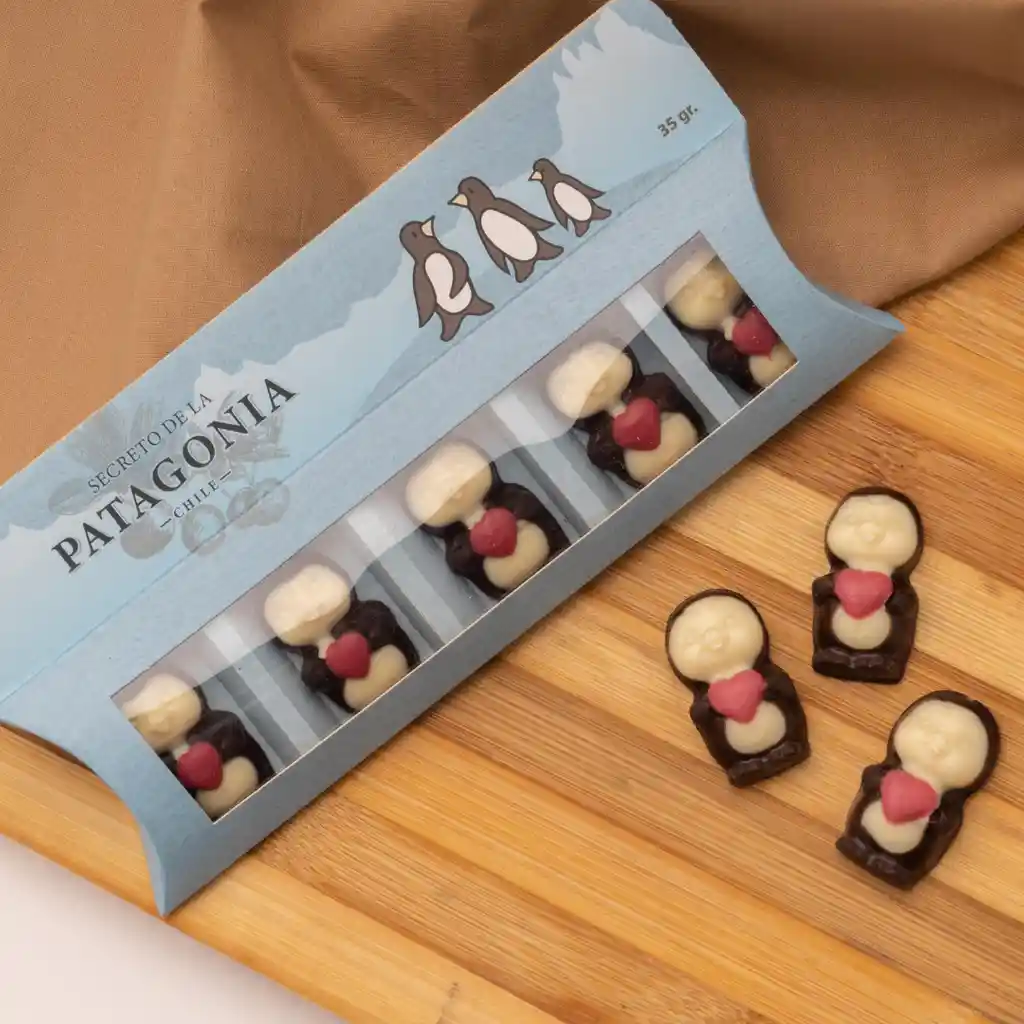 souvenir patagonico: caja con 5 pinguinitos de Chocolate fino templado en marmol