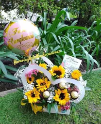 Arreglo Floral En Caja Con Girasoles, Bombones Y Globo