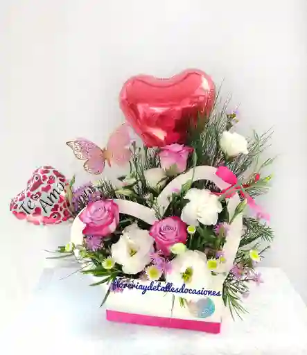 Arreglo Floral En Caja Con Globos Y Mariposa