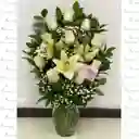 Florero De Lirios Blancos ​​y Rosas Blancas