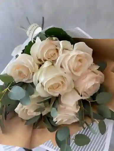 7 Rosas Blancas Frescas
