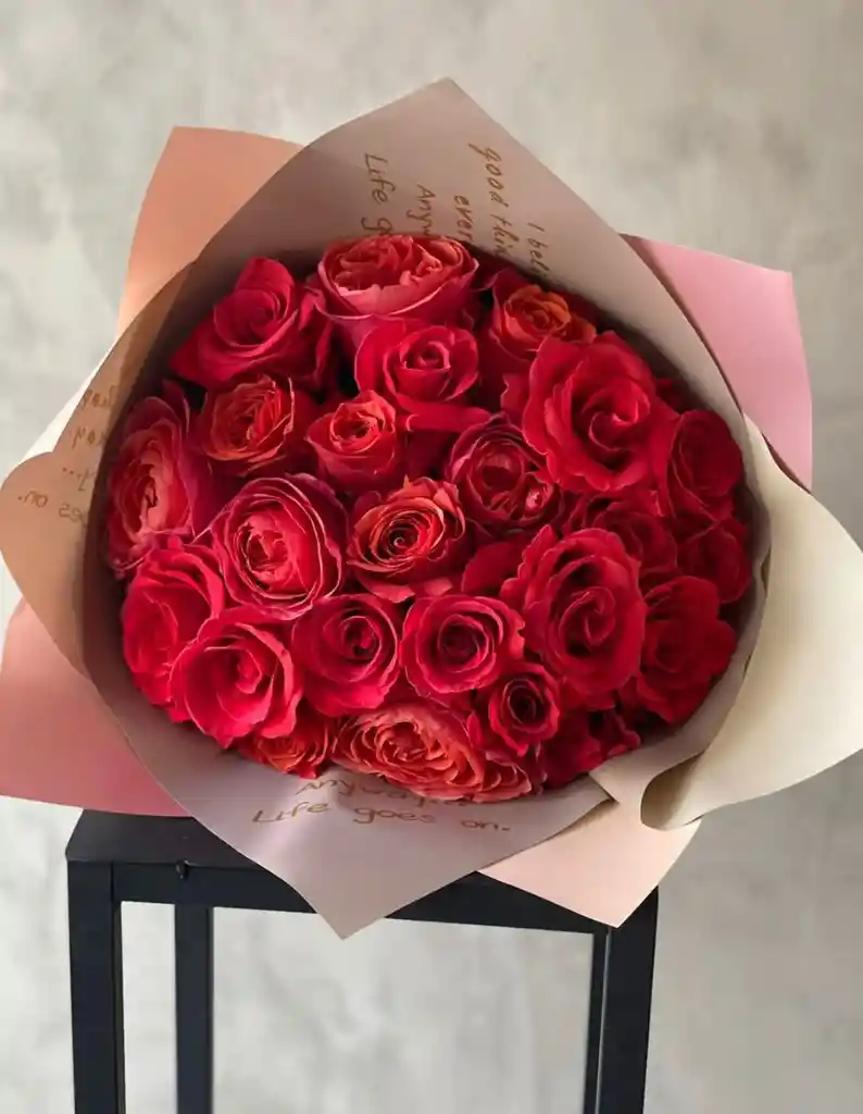 25 Rosas Frescas Tonos Rojos Ecuatorianas